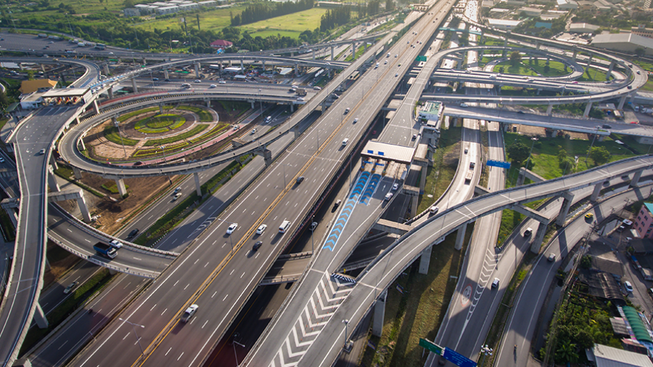 Luftbild belebte Autobahnkreuzung